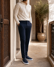 Sneaker SAYRO Marine portée avec une tenue de bureau